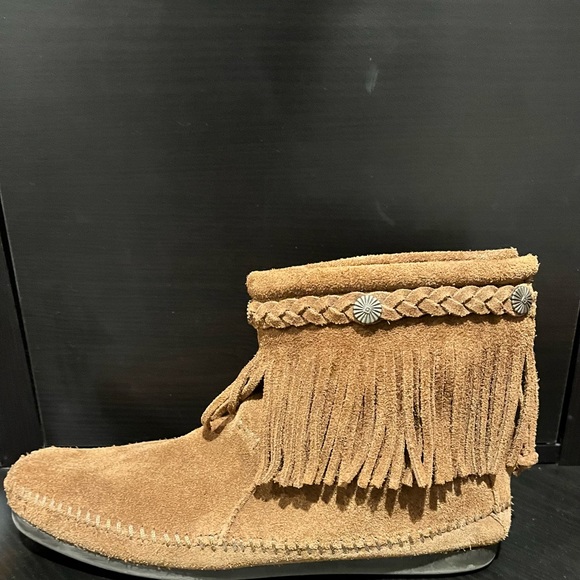Minnetonka Women's Hi-top Fringe Back Zip Boot Color: Taupe Suede Size: 8.5 - Picture 5 of 7